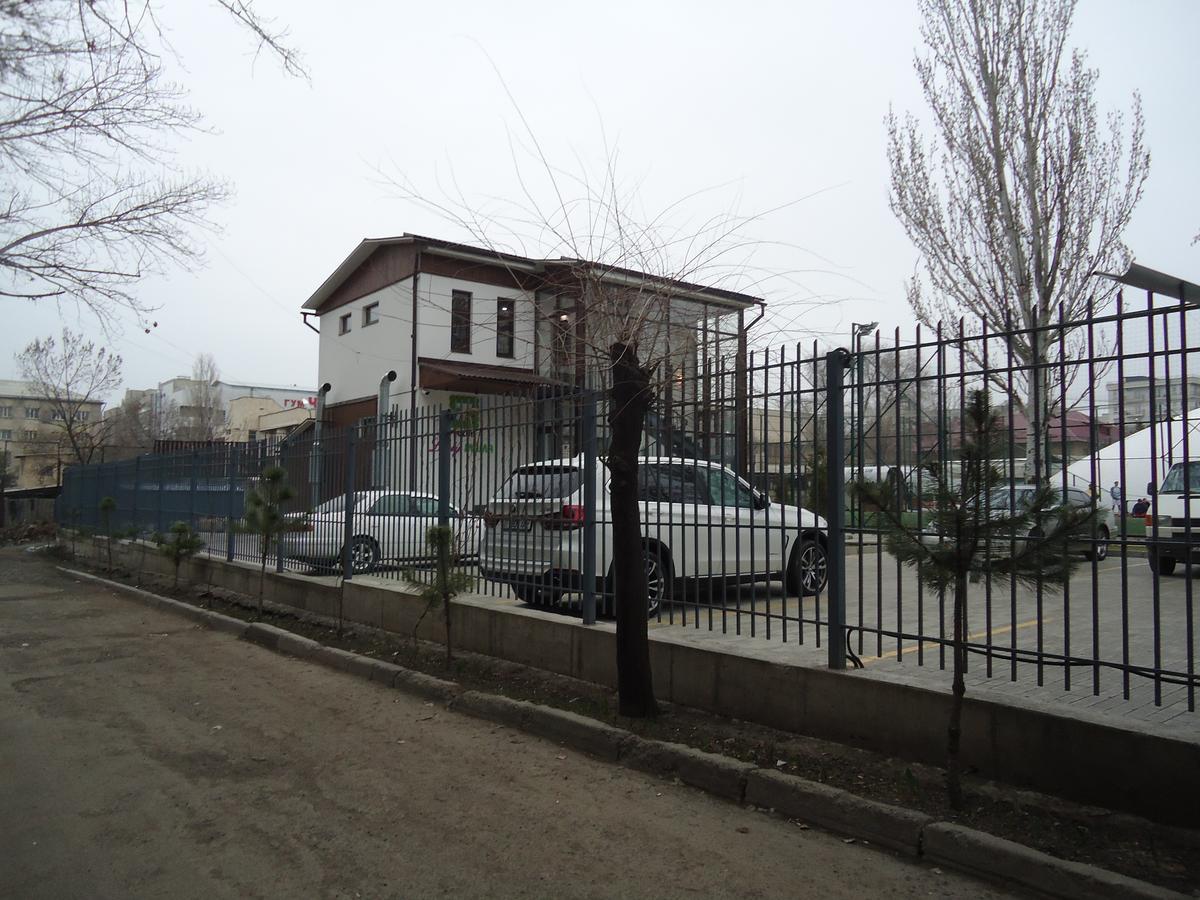 Hotel Tumar Bishkek Esterno foto